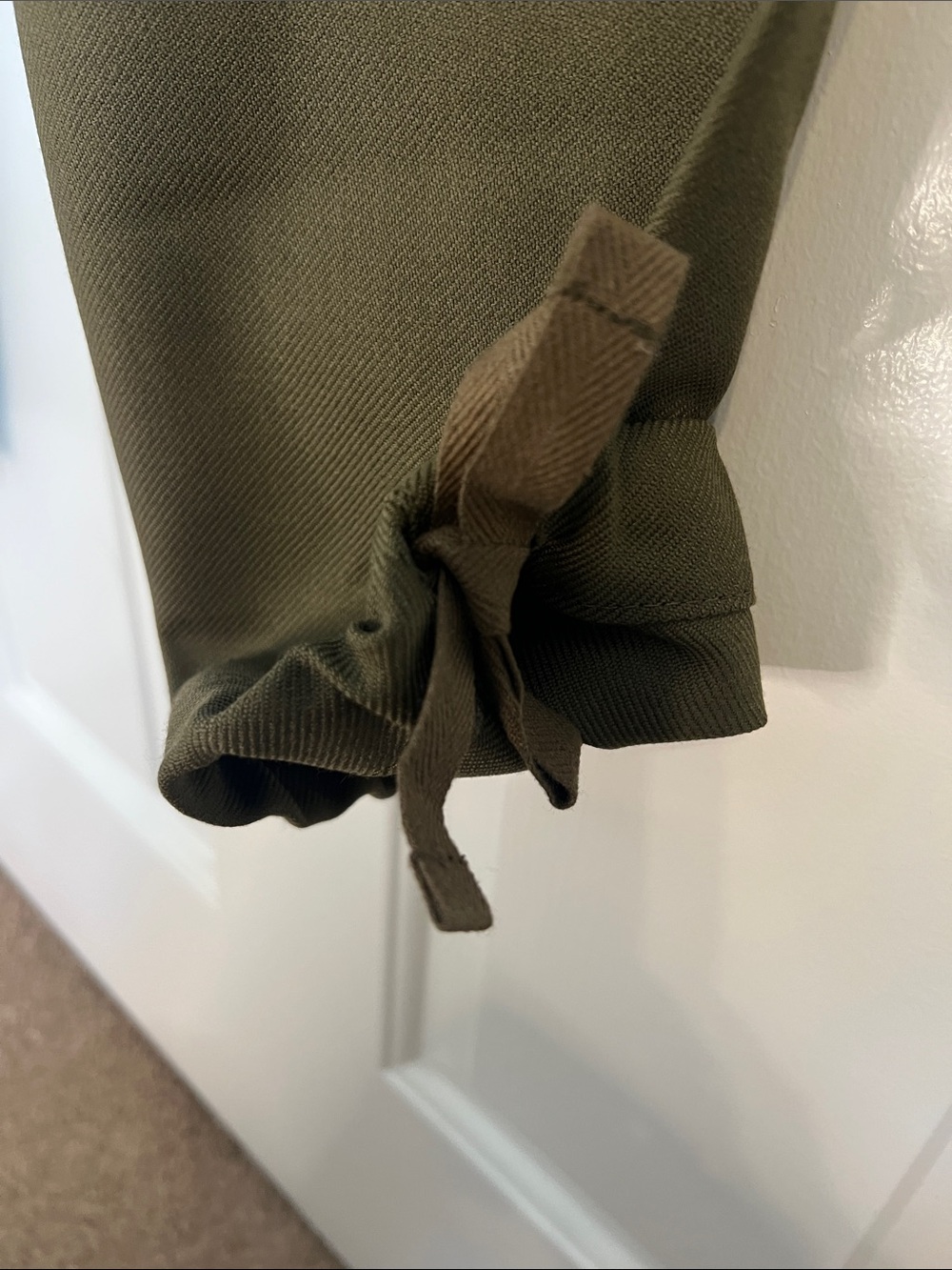 Banana Republic Olive Cargo Pants - Durable Utility Style - Picture 4 of 11